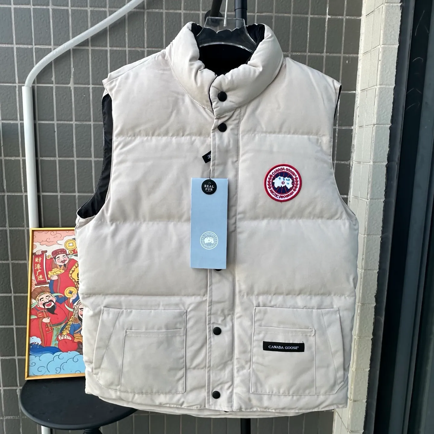 P380 Top real shot - Style number: TT119 Canada Goose has always been recognized as the warmest down jacket. Various Instagram celebrities, Internet celebrities, and celebrities often wear it for street photos. I make Canada Goose every year, but I still can't get rid of my love for the goose. No matter how cold the days are, there is no need to be afraid because of the care of the goose. The down vest is definitely a concave shape in autumn and winter. It is a trading company order model, exclusively launched! The purchase at the counter is the same as the genuine original clothes. Pay attention to the matching. There is velvet on the back collar, which is more warm. There is a zippered hidden pocket on the inside, and the genuine net pocket is synchronized inside. You need to compare the genuine products at any time. All the accessories are custom-made from the original factory. 1️⃣Fabric: Domestic exclusive Japanese original fabric with characteristics: waterproof, drill-proof, anti-fading, 24-count calendered woolen surface (waterproof level conforms to the ball raincoat level) 2️⃣Down: national standard 80 white duck down Supports identification (many on the market are 50 velvet and recharged in order) with better thermal insulation performance, light and not heavy, and good recovery of fluffiness after compression!  3️⃣Zipper: Original factory customized zipper with clear engraving and perfect texture. Original customized authentic YKK military-grade copper core zipper puller that can withstand hundreds of thousands of pulls. 4️⃣Embroidery: Imported new Behringer embroidery machine customized with 10,000-needle electric embroidery, full/three-dimensional/clear! 5️⃣: 400D high-density count liner fabric in the inner liner completely eliminates the problem of velvet leakage and velvet leakage. In the down woven category, there is no bragging. There is currently almost no one that can do better than us! Make an original product with care, so that every customer has the confidence to introduce it to his customers: This is the top replica version in China. A good product does not need too much soft text to set it off. Color: black, gray, off-white, size: Please note that slight color differences on the product are normal and will not be used as a reason for return or exchange. #Due to different monitor display pixels and external factors such as shooting lighting